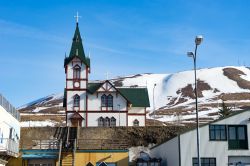 La chiesa di Husavik, alle spalle del porto della città islandese.
