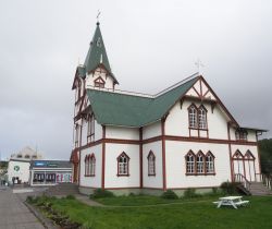 La Húsavíkurkirkja fu costruita nel 1907 su progetto dell'architetto Rognvaldur Olafsson e realizzata con legname proveniente dalla Norvegia - © mikluha_maklai / Shutterstock.com ...