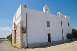 La chiesa di Maria Ss. Materdomini a Rutigliano, Puglia. Fra gli edifici sacri rurali ospitati sul territorio del Comune vi è quello edificato nel XVII° secolo lungo l'antica ...