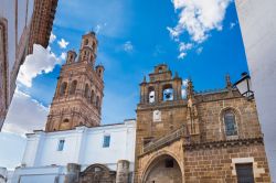 La chiesa di Nostra Signora a Llerena, Estremadura, Spagna. Questo edificio religioso ospita al suo interno la statua della Madonna della Granada. Il campanile è perfetta testimonianza ...