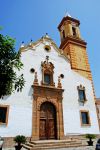 La chiesa di Nostra Signora dei Rimedi a Estepona, Spagna. Questa bella chiesetta con la facciata intonacata a calce è impreziosita dalla torre campanaria e dal portale d'ingresso ...