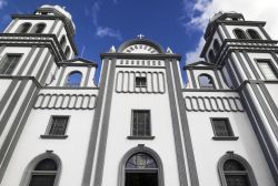 La chiesa di Nostra Signora di Suyapa a Tegucigalpa, Honduras. All'interno si trova una statua in legno di cedro del XVIII° secolo della Vergine.
