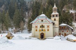 La chiesa di Notre Dame de la Gorge a Les Contamines-Montjoie, Alpi francesi, in inverno con la neve. Qui ogni anno, il 15 di Agosto, si svolge un pellegrinaggio di fedeli.



