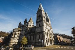 La chiesa di Notre Dame e Saint Remacle a Spa, Belgio. Costruito nel 1885 su precedenti luoghi di culto, questo edificio religioso si presenta in stile romanico-renano.
