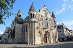 La chiesa di Notre Dame la Grande a Poitiers, Francia. La sua facciata è considerata uno dei capolavori della scultura romanica. Dal 1840 è monumento storico nazionale.
