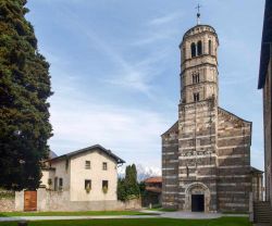 La Chiesa di S. Maria del Tiglio, Lago di Como, posta tra Dongo e Gravedona (Lombardia) - © Mor65_Mauro Piccardi / Shutterstock.com