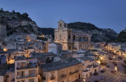 La chiesa di S. Maria La Nova, del 19° secolo, fotografata al tramonto a Scicli, Sicilia