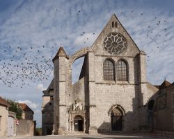 La chiesa di Saint-Aignan a Chartres con stormi di uccelli in volo, Francia. Situata non lontano dalla cattedrale cittadina, questa bella chiesa ricca di vetrate e pitture venne costruita nel ...
