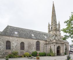 La chiesa di Saint-Cornély a Carnac, Bretagna, Francia. Questo imponente edificio di culto risale al XVII° secolo: sulla porta d'ingresso due buoi intagliati ricordano che Saint ...
