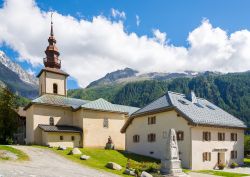 La chiesa di Saint-Pierre a Argentiere, Francia, in una giornata di sole.
