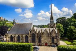 La chiesa di Saint-Sulpice a Fougères, Bretagna, Francia. Situata ai piedi del castello cittadino, questa chiesa è uno dei monumenti storici di Fougères. Fu cotruita fra ...