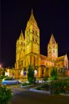 La chiesa di Saint Leger a Guebwiller, Francia. In stile tardo romanico fu costruita in arenaria rosa dei Vosgi fra il 1182 e il 1235 - © Vytautas Kielaitis / Shutterstock.com