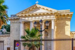 La chiesa di Saint Louis a Tolone, Francia. L'edificio religioso si presenta con una bella facciata in stile neoclassico e un colonnato dorico.

