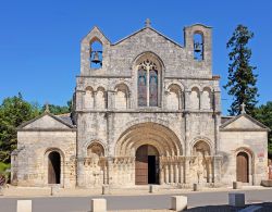 La chiesa di Saint Vivian a Pons, Charente-Maritime, Francia. La facciata medievale ha portale romanico e due torrette campanarie aggiunte nel corso del Settecento.



