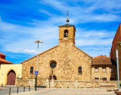 La chiesa di San Bartolomeo a Astorga, provincia di Leon, Spagna.  Siamo nella comunità autonoma di Castiglia e Leon dove questa cittadina medievale sorge in un'aspra zona montagnosa ...