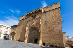 La chiesa di San Bartolomeo a Javea, Spagna. Fra gli edifici cittadini più importanti vi è questo luogo di culto in stile elisabettiano gotico dichiarato monumento artistico nazionale.
 ...