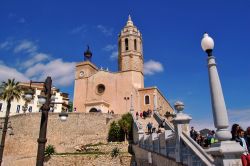 La chiesa di San Bartolomeo a Sitges, Catalogna, Spagna. Questo edificio religioso in stile barocco esisteva già nel XIV° secolo. La sua posizione privilegiata fra la spiaggia de ...