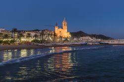 La chiesa di San Bartolomeo e Santa Tecla a Sitges di notte, Spagna. Siamo a sud di Barcellona nella provincia della Catalogna.



