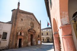 La chiesa di San Bassiano a Pizzighettone, Cremona, Lombardia. L'edificio religioso risalirebbe al 1158; il primo intervento architettonico importante è l'innalzamento della facciata ...