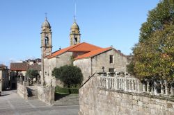 La chiesa di San Benito con il giardino a Cambados nei pressi di Pontevedra, Galizia, Spagna.
