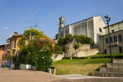 La chiesa di San Biagio a Rivoltella del Garda, nei pressi di Desenzano, Lombardia. Sino al 2001 questo edificio religioso è stato il principale luogo di culto della frazione Rivoltella ...