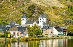 La chiesa di San Castore nella città di Treis-Karden sul fiume Mosella, Renania-Palatinato, Germania.



