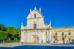 La chiesa di San Domenico a Trani, Puglia. Questo edificio sacro in stile barocco è noto soprattutto per l'iconica vela con finestra sul cielo che caratterizza la sua facciata.
