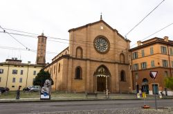 La chiesa di San Francesco a Modena, Emilia-Romagna. In stile gotico emiliano, venne edificata a partire dal 1244. AL suo esterno si trova anche una fontana con statua di San Francesco - © ...