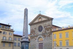 La chiesa di San Francesco a Prato, Toscana. Sorge nel nucleo più antico della città: realizzata quasi interamente in mattoni, ha facciata in stile romanico-gotico a fasce bicrome ...