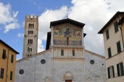 La chiesa di San Frediano a Lucca, Toscana. E' uno dei più antichi luoghi di culto cattolico della città: in stile romanico, sorge nell'omonima piazza. Venne consacrata ...