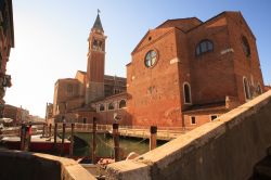 La chiesa di San Giacomo a Chioggia, Veneto, Italia. Iniziata a costruire nel 1740 su un edificio preesistente in stile romanico, ospita al suo interno pregevoli opere d'arte. Sorge nel ...