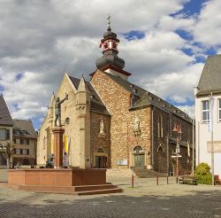 La chiesa di San Giacomo a Ruedesheim am Rhein, Germania.
