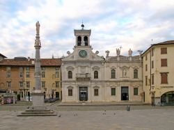 La chiesa di San Giacomo e il monumento alla Madonna in piazza Matteotti a Udine, Friuli Venezia Giulia - © Dedo Luka / Shutterstock.com
