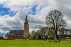 La chiesa di San Giacomo nella città di Rolde, Paesi Bassi. Questo storico edificio medievale, situato al centro del vecchio villaggio e immerso nella natura, venne costruito in stile ...