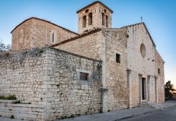 La chiesa di San Giorgio a Campobasso, Molise, Italia. Risale al X° secolo e sorge sulle rovine di un antico edificio medievale. Sul portale si trova una lunetta con il tema dell'agnello ...