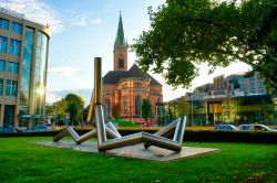 La chiesa di San Giovanni a Dusseldorf, Germania. E' il più grande edificio di culto protestante della città; di fronte, si trova un'opera d'arte in metallo  - Sharon ...