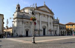 La chiesa di San Giovanni Battista a Bassano del Grappa, Veneto. Sorge sul lato sud di Piazza Libertà: venne commissionata dalla famiglia Blasi nel 1308.
