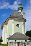 La chiesa di San Giovanni Battista a Dobbiaco, Trentino Alto Adige. Il principale luogo di culto del villaggio è dipinto nella tonalità del verde pastello.



