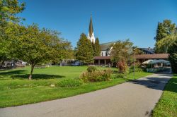 La chiesa di San Giovanni Battista (Baviera) vista da un parco di Oberstdorf, Germania - © Manninx / Shutterstock.com