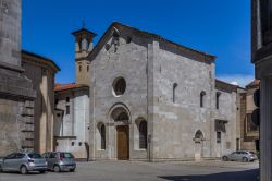 La chiesa di San Giovanni Battista nella vecchia città di Varese Ligure, Liguria - © LizCoughlan / Shutterstock.com