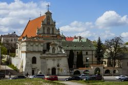La chiesa di San Giuseppe a Lublino, Polonia. Di grande pregio la facciata con le decorazioni e le statue dei santi inserite all'interno delle nicchie. 

