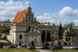 La chiesa di San Giuseppe a Lublino, Polonia. Di grande pregio la facciata con le decorazioni e le statue dei santi inserite all'interno delle nicchie. 

