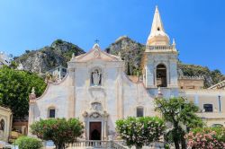 La chiesa di San Giuseppe a Taormina, Sicilia. Accanto alla torre dell'orologio, in piazza IX° Aprile troneggia maestoso l'edificio religioso dedicato a San Giuseppe. Costruita attorno ...