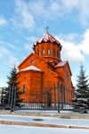 La chiesa di San Karapet a Ekaterinburg, Russia, fotografata in inverno con la neve.

