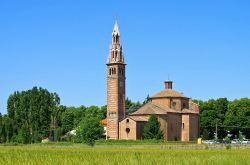 La chiesa di San Lorenzo a Gazzola, Emilia-Romagna - © LianeM / Shutterstock.com