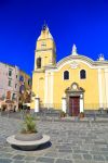 La chiesa di San Lorenzo nei pressi della Marina Grande sull'isola di Procida, baia di Napoli, Campania.



