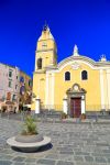 La chiesa di San Lorenzo nei pressi della Marina Grande sull'isola di Procida, baia di Napoli, Campania.



