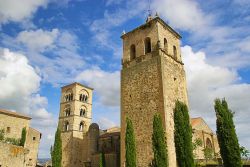 La chiesa di San Martino a Trujillo, Estremadura, Spagna, vista da un angolo di Plaza Mayor.
