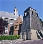 La chiesa di San Martino con il campanile separato a Sneek, Olanda. Costruito nell'XI° secolo, questo edificio religioso è stato successivamente ampliato e dotato di tre torri.
 ...