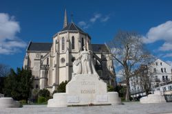 La chiesa di San Martino con il monumento alle due guerre mondiali a Pau, Francia.
